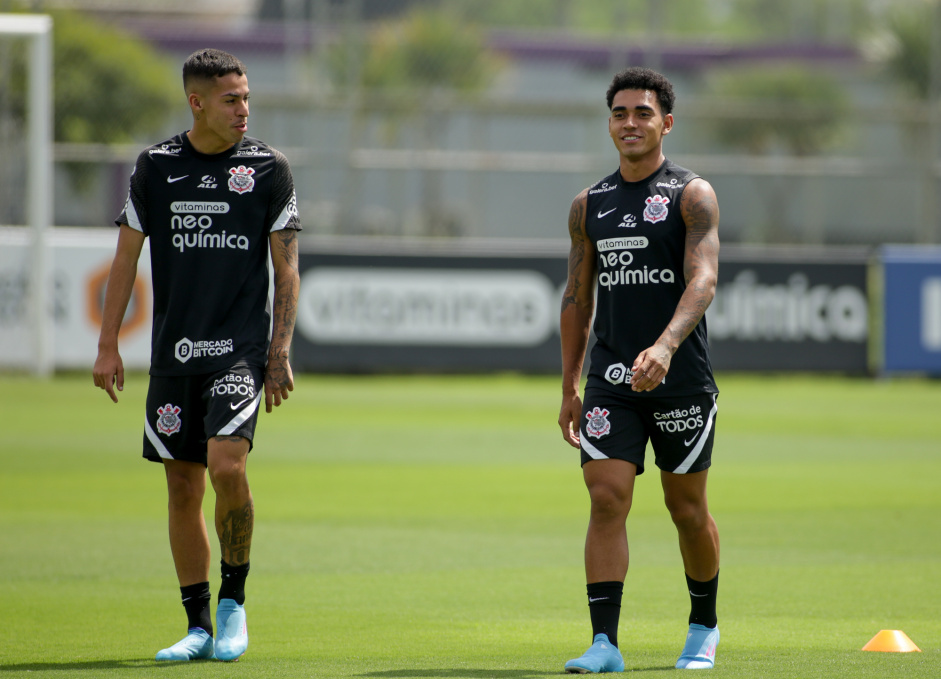 Gabriel Pereira e Du Queiroz em perodo de treino do Corinthians
