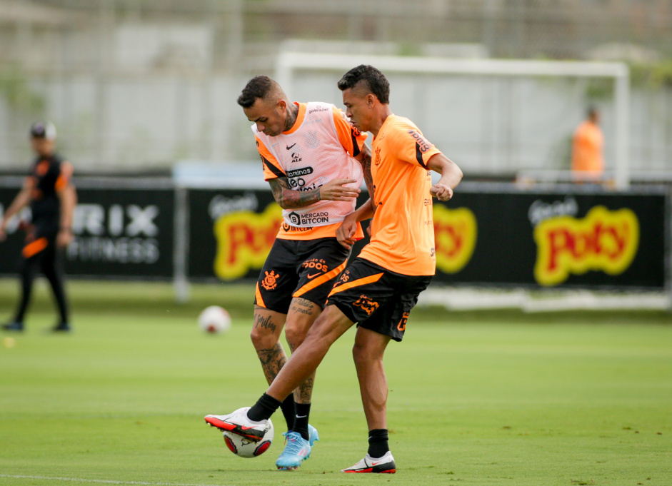Luan e Victor Cantillo no treino do Corinthians desta sexta-feira