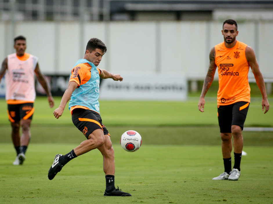 Paulinho, Roni e Renato Augusto no treino do Corinthians desta sexta-feira