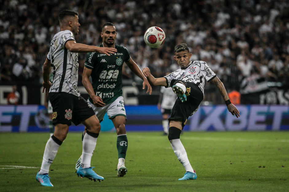 Adson e Jnior Moraes durante o jogo entre Corinthians e Guarani