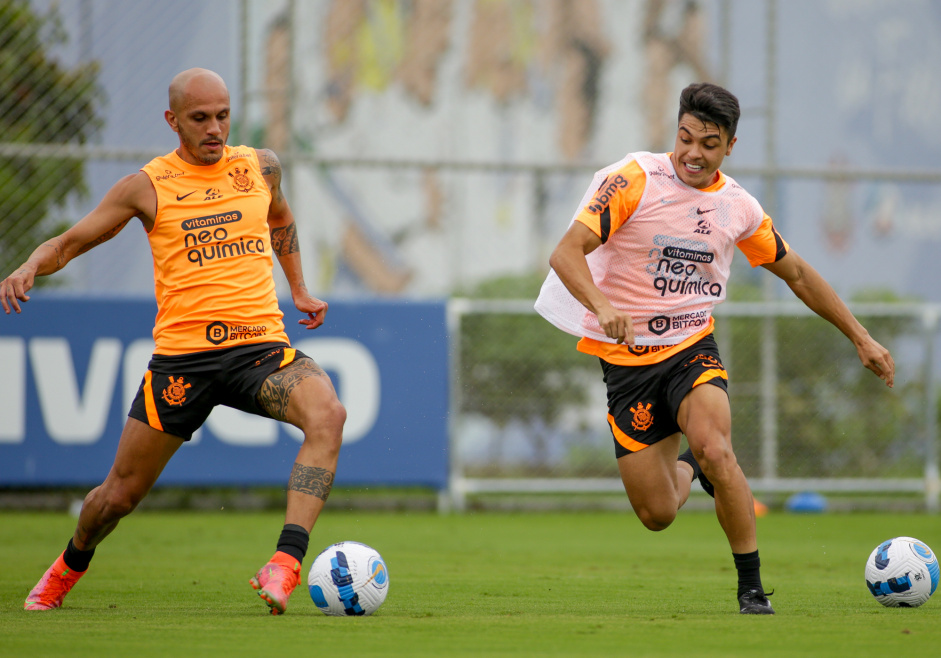 Fbio Santos e Roni disputando a bola em treino do Corinthians visando a Libertadores