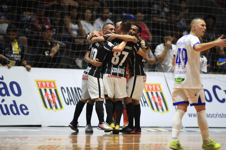 Equipe do Corinthians em jogo contra o Santo Andr