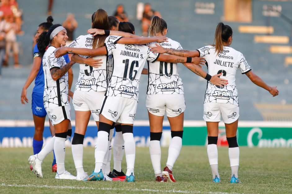 Corinthians j tem sete sadas no time feminino