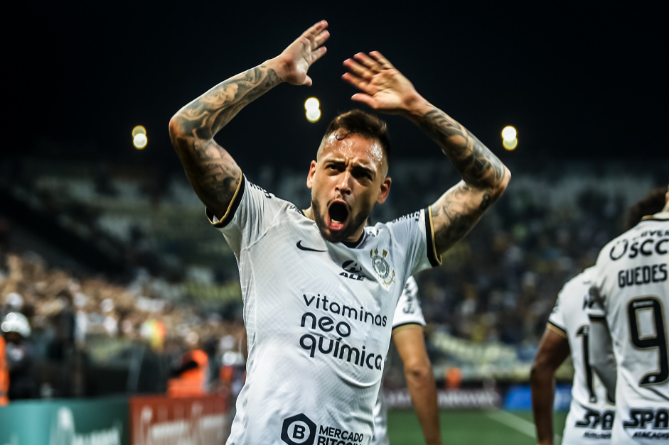 Maycon marcou os dois gols da vitria do Corinthians contra o Boca Juniors