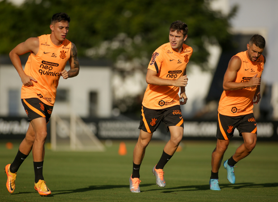 Mantuan, Lucas Piton e Jnior Mooraes durante treino do Corinthians