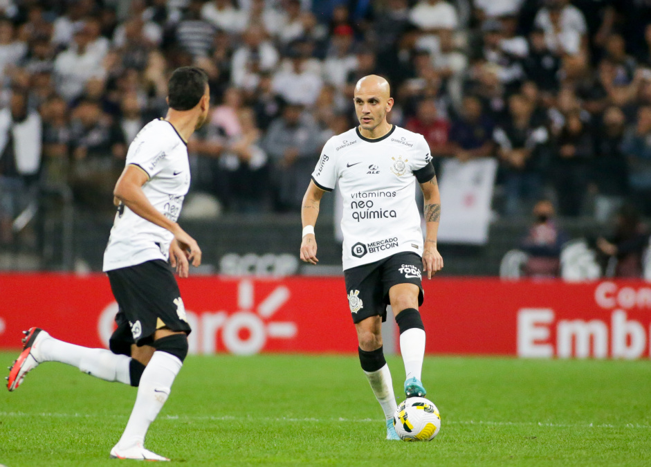 Fbio Santos atuou na zaga durante a vitria do Corinthians