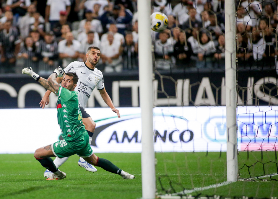 Jnior Moraes deslocou o goleiro e abriu o placar para o Corinthians