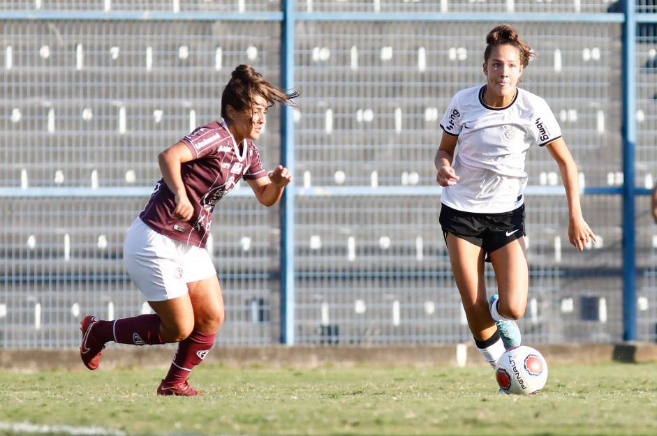 Lara Dantas foi titular do Corinthians diante da Ferroviria