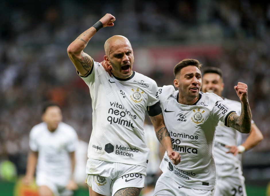 Fbio Santos e Gustavo Silva comemoram gol marcado pelo Corinthians contra o Atltico-MG
