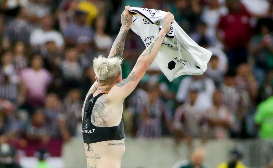 Róger Guedes ergue camisa do Corinthians em comemoração ao gol de empate na Copa do Brasil