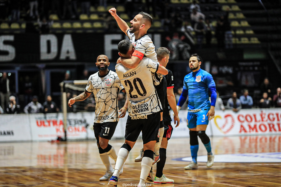Allan e Deives durante Corinthians e Joinville pela Liga Nacional de Futsal