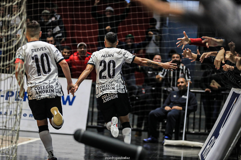 Deives e Allan comemorando gol do Corinthians pela Liga Nacional de Futsal