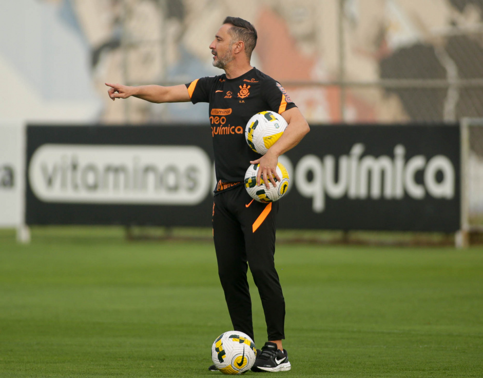 Vtor Pereira em treino do Corinthians de olho na final da Copa do Brasil