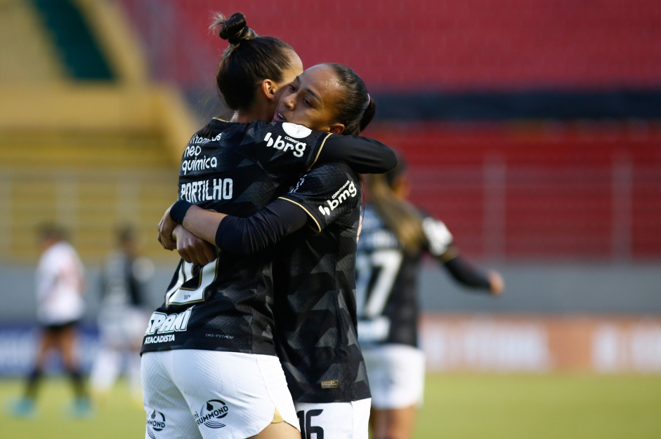 Gabi Portilho e Adriana comemoram o gol do Corinthians