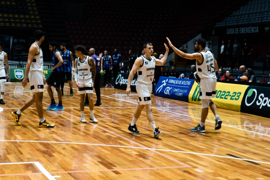 Atletas do time de basquete do Corinthians se preparando para enfrentar o Pinheiros, pelo NBB