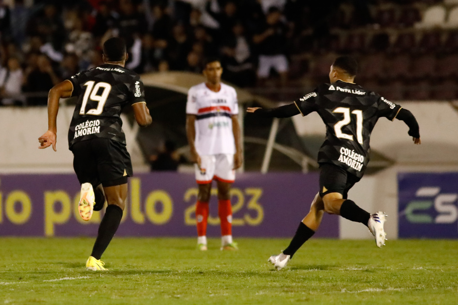 Felipe Augusto e Higor comemorando gol marcado contra o Fast Clube-AM