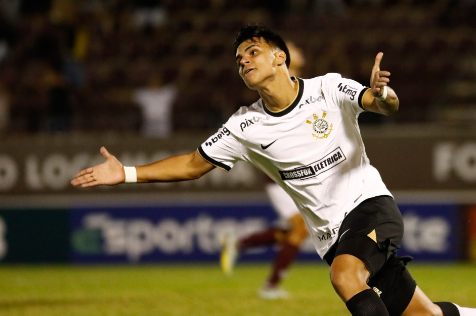 Guilherme Henrique marcou o terceiro gol do Corinthians