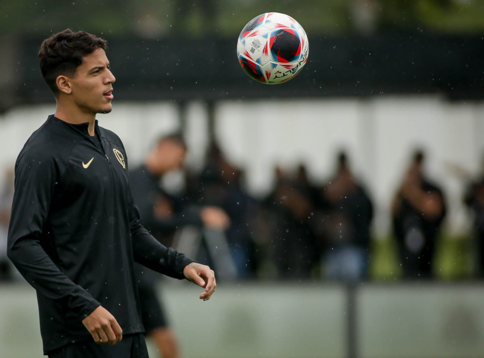 Caetano fica para trs em 'fila' e tenta fazer estreia como profissional no Corinthians