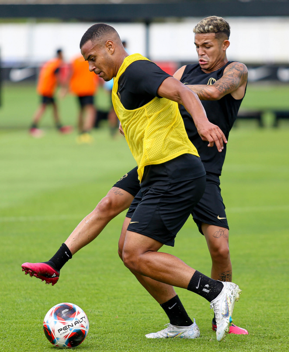 Adson e Murillo durante treino do Corinthians de olho no Botafogo/SP