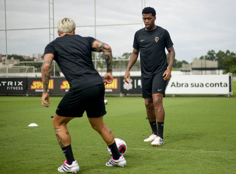 Fagner e Gil durante treino do Corinthians de olho no Botafogo/SP