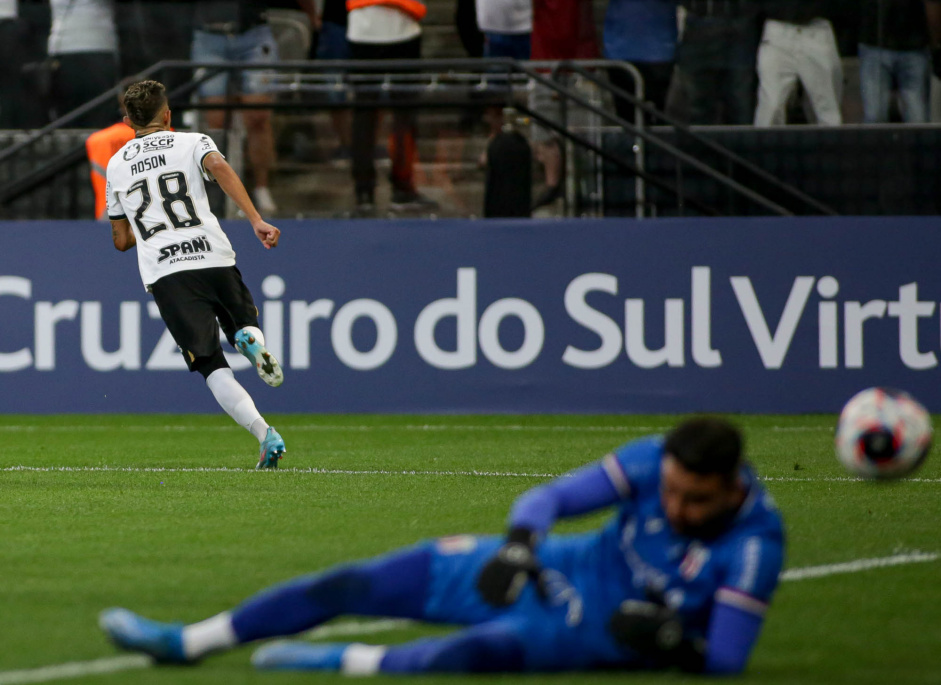 Adson comemora gol na vitria contra o Botafogo-SP pelo Paulisto