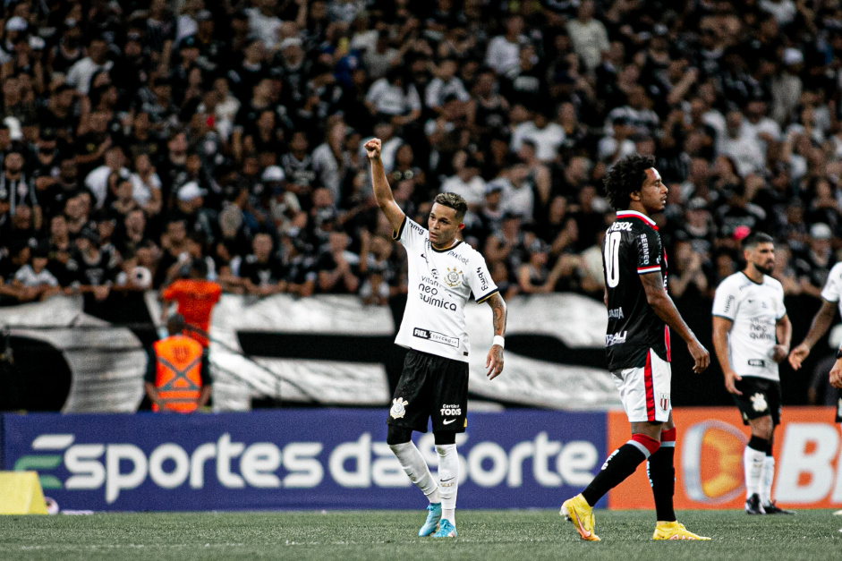 Adson desponta com Lzaro e tem uma participao direta a cada jogo com o treinador no Corinthians