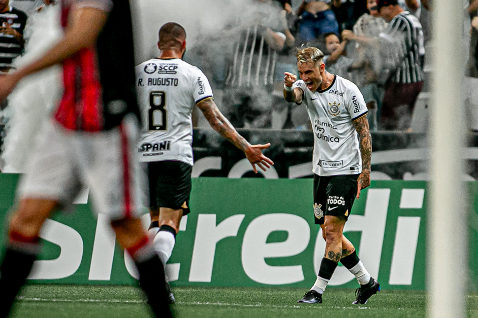 Rger Guedes e Renato Augusto comemorando o gol do camisa 10 sobre o Botafogo-SP