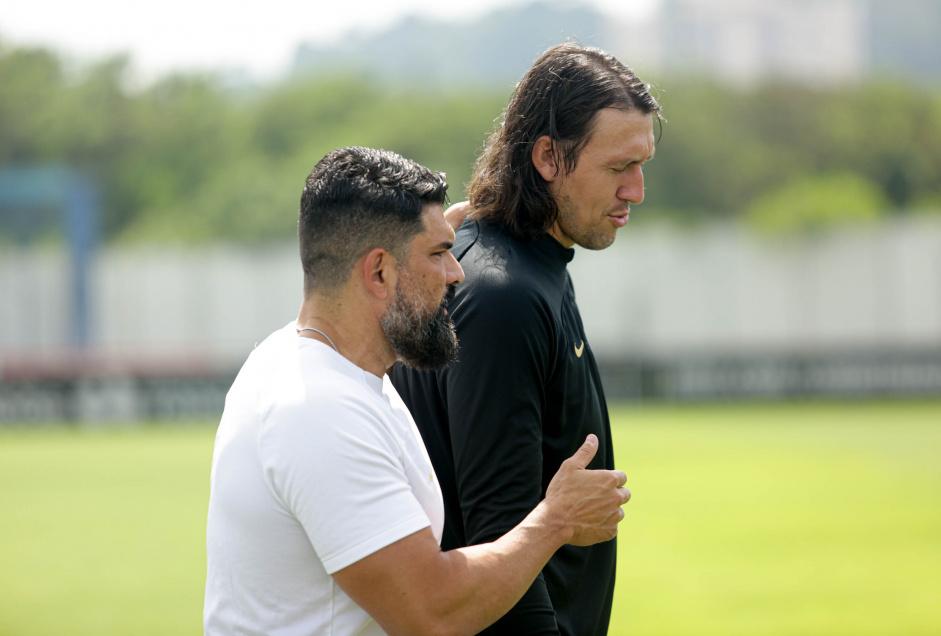 Cssio e Bruno Mazziotti conversando durante treino no CT Joaquim Grava