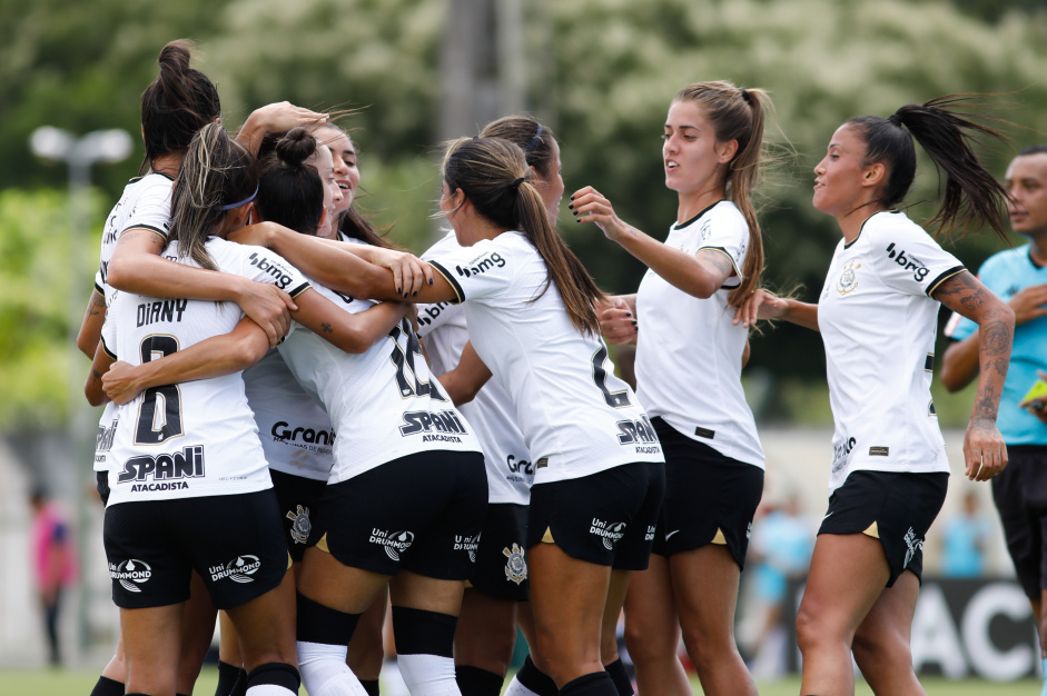 Goleada do time feminino ajudou o Corinthians a assumir a liderana de interaes em duas redes sociais
