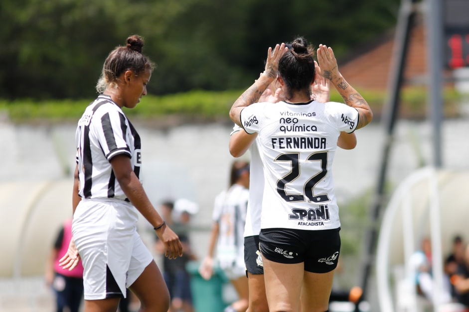Fernanda celebra um dos seus gols na goleada do Corinthians sobre o Cear, pelo Brasileiro Feminino