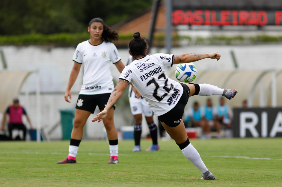 Fernanda chuta para fazer seu primeiro go na goleada do Corinthians sobre o Cear, pelo Brasileiro F
