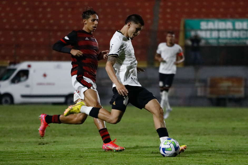 Leo Man prepara cruzamento contra o Flamengo no Brasileiro Sub-20
