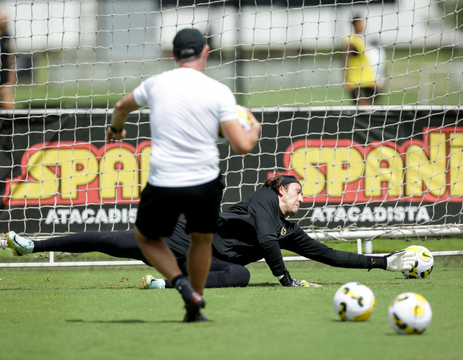 Cssio se esticando para defender chute do preparador de goleiros do Corinthians