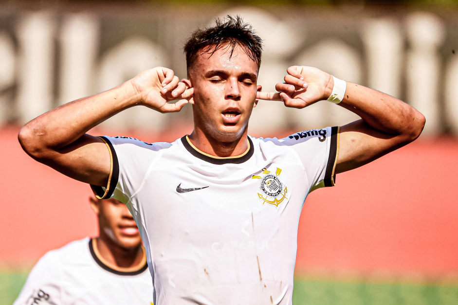Giovane comemora gol feito em vitria contra o Bragantino no Sub-20