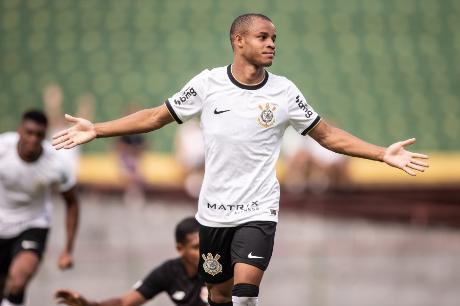 Pedro comemora gol em vitria contra o RB Bragantino no Brasileiro Sub-20