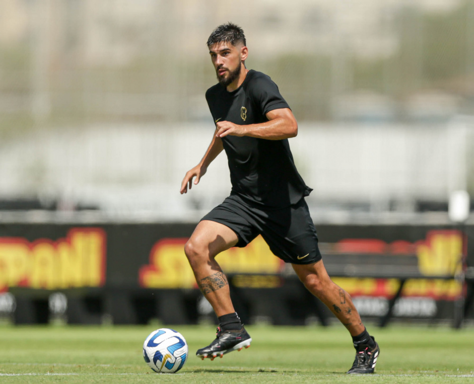 Bruno Mndez em campo durante jogo-treino entre Corinthians e Coritiba