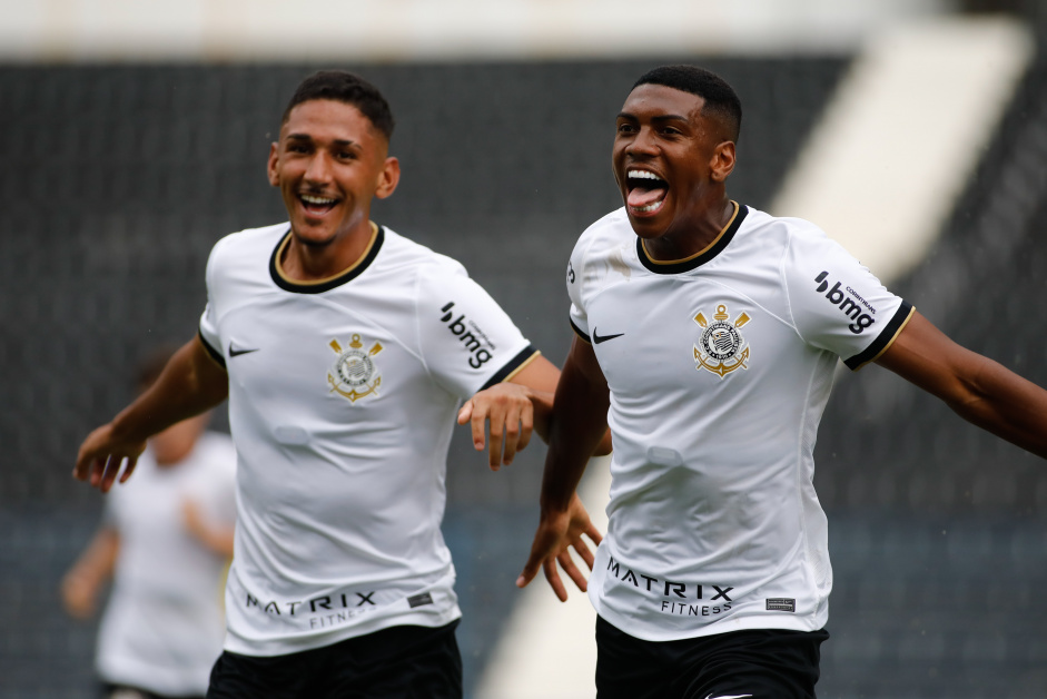 Renato e Felipe Augusto comemoram gol do Corinthians contra o Amrica-MG
