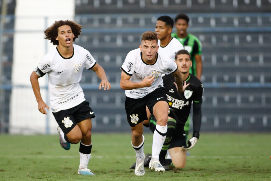 Ryan e Biro comemoram segundo gol do Corinthians na vitria contra o Amrica-MG