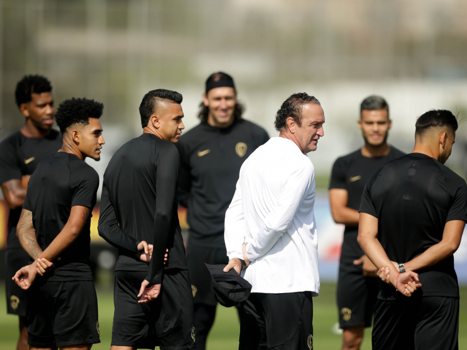 Cuca conversa com os jogadores em treino do Corinthians antes de duelo contra o Gois