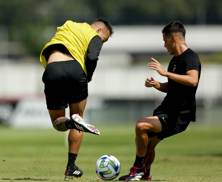 Maycon e Matheus Arajo em treino do Corinthians antes de jogo contra o Gois