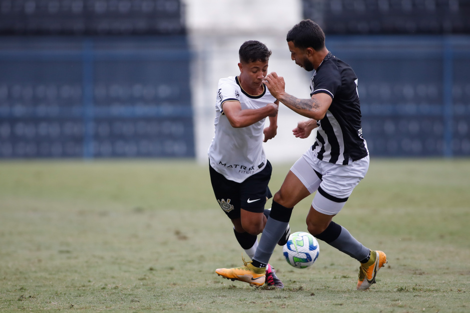 Pedrinho em ao com a bola contra o Botafogo