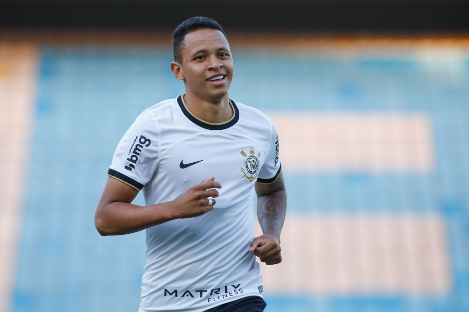 Arthur Sousa comemora seu gol marcado na vitria do Corinthians Sub-20