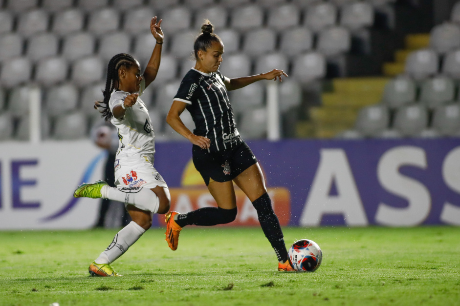 Gabi Portilho domina bola em jogo entre Corinthians e Santos