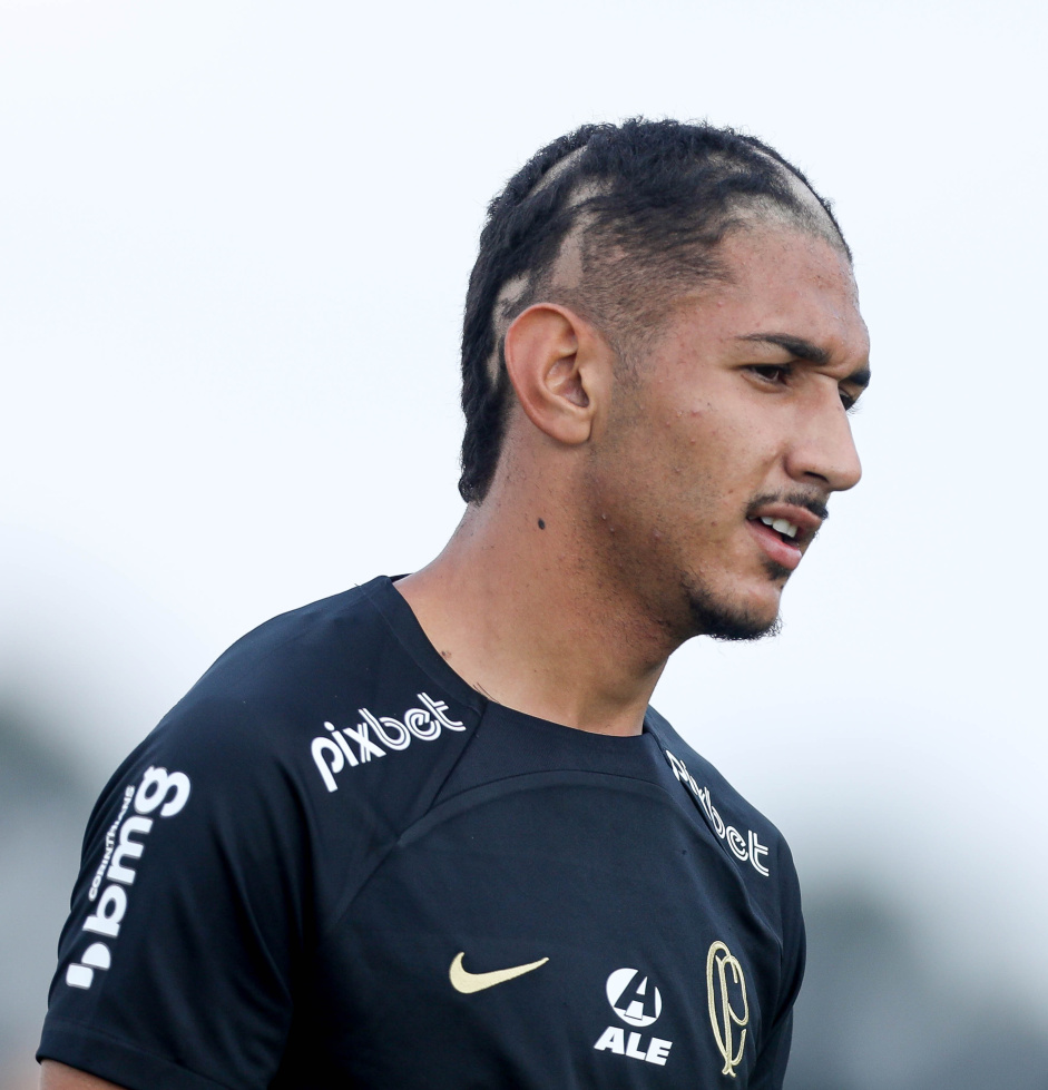 Renato, zagueiro do Sub-20, com a cabea raspada depois de passar por trote