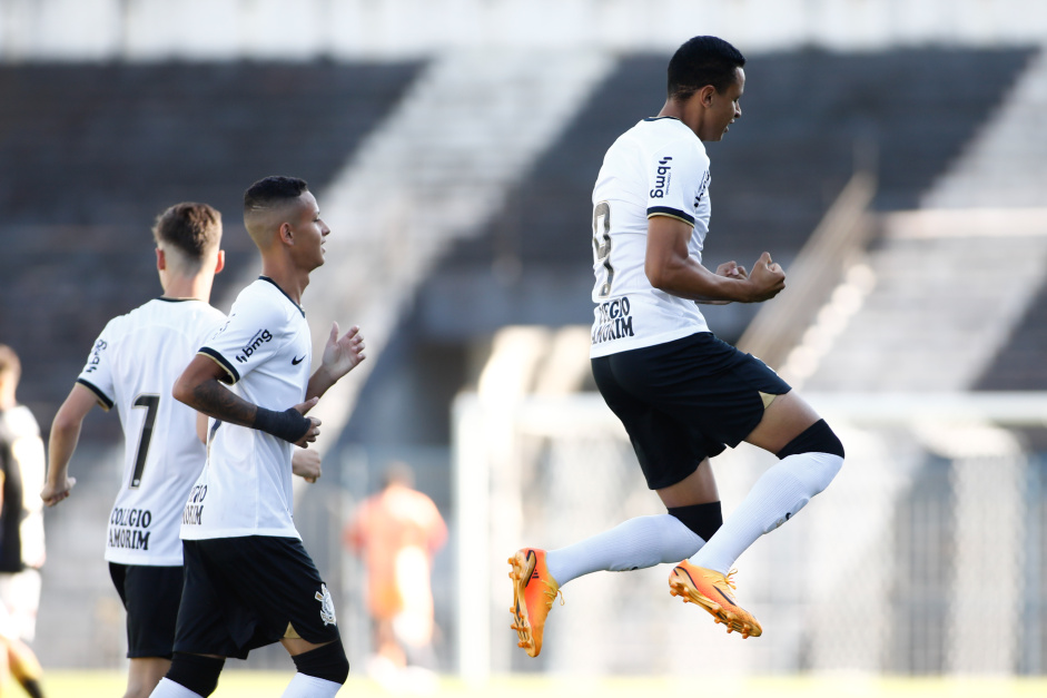 O Corinthians venceu o ECUS por 12 a 1, com Arthur Sousa, que aparece pulando, marcando trs gols