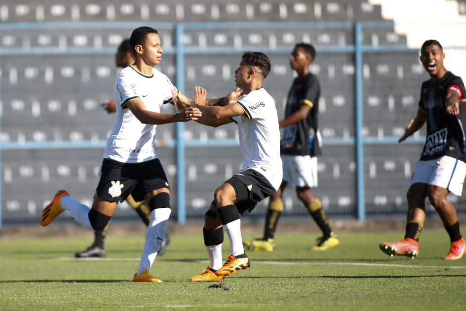 Arthur Sousa e Pedrinho comemoram gol do Corinthians