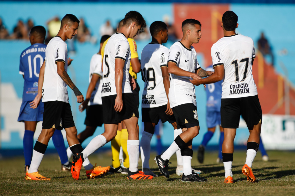 Jogadores do Corinthians comemorando os gols marcados sobre o ECUS