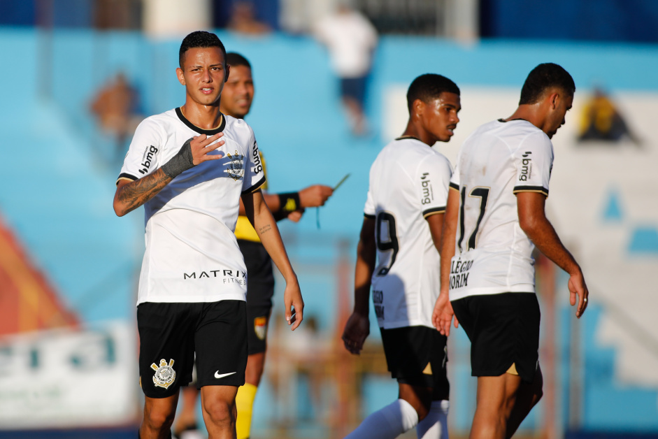 Kayke celebrando o hat-trick marcado contra o ECUS, pelo Paulista Sub-20