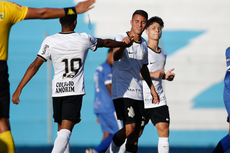 Mateus Henrique e Higor comemorando um dos gols do Corinthians sobre o ECUS
