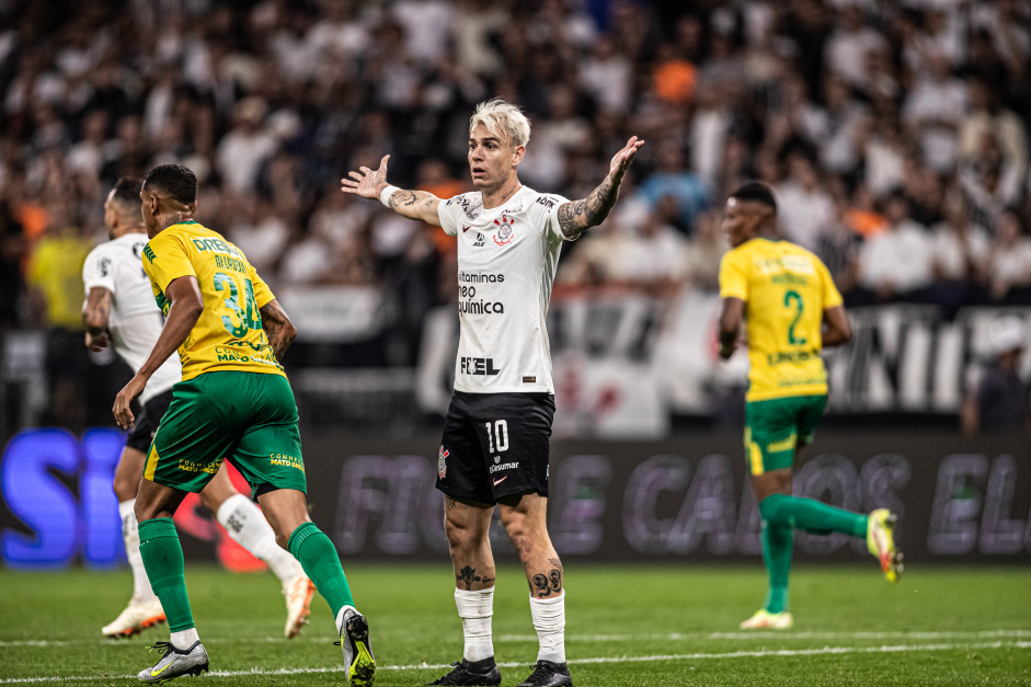 Vestindo a camisa do Corinthians, Roger Guedes manda recado à Fiel Torcida